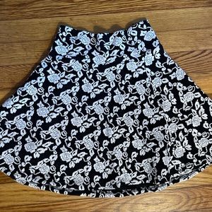 Black and white detailed mini skirt XS